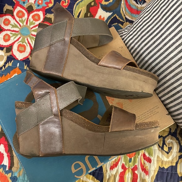 OTBT Bushnell Wedges Sz 10 in Pewter - Picture 6 of 9